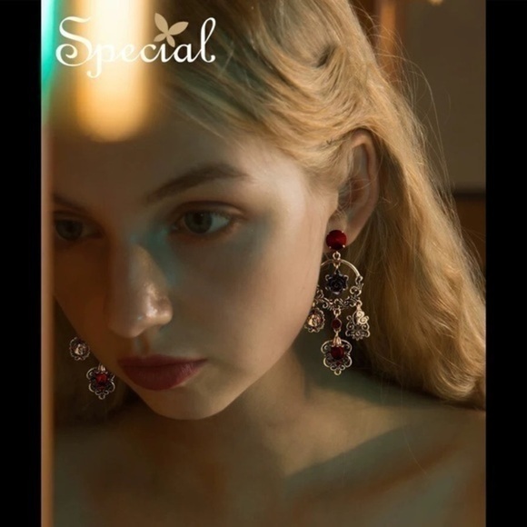 - Baroque dangle earrings